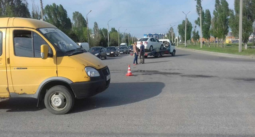 В Волжском в ДТП пострадала пассажирка маршрутного такси