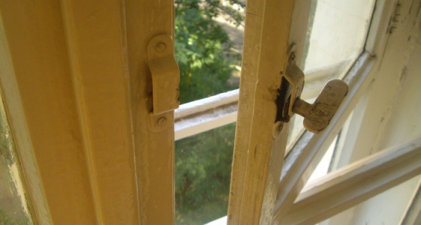 Под Волгоградом из окна первого этажа выпала двухлетняя девочка