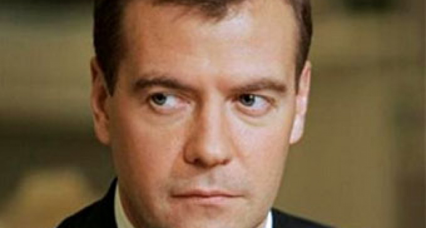 Медведев пообещал поднять МРОТ за два года
