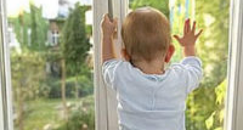 В Волжском полуторагодовалый малыш выпал из окна четвёртого этажа