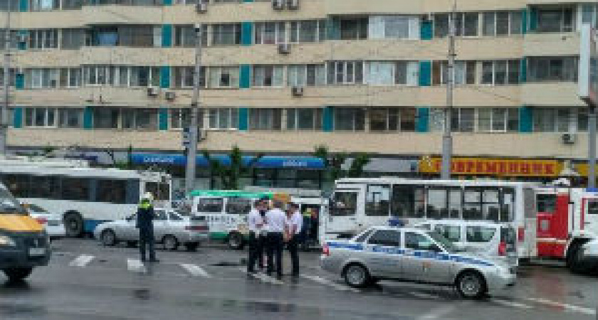 В центре Волгограда ВАЗ врезался в магазин после столкновения с «Ауди»