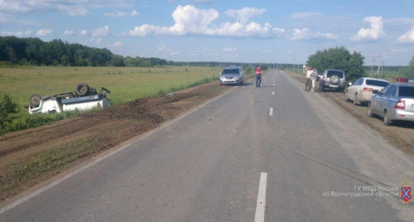 Под Волгоградом молоковоз опрокинулся в кювет