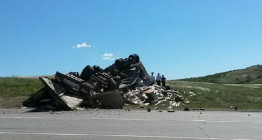 Под Волгоградом перевернулась фура, перевозившая пиво, – погиб водитель