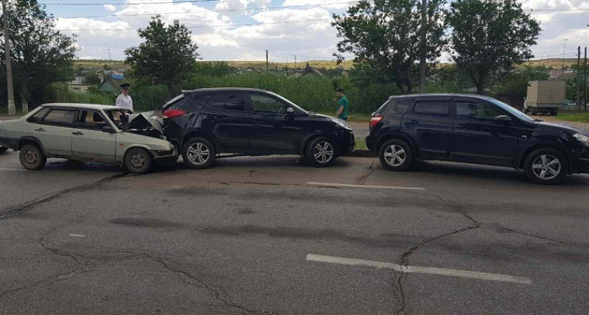 На  юге Волгограда произошло тройное ДТП: четверо пострадавших