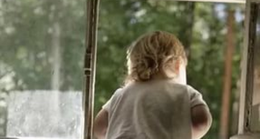 В Волгограде из окна второго этажа выпала 1,5-годовалая девочка