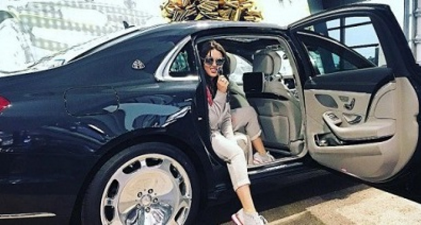 Ирина Дубцова покрасовалась новым Maybach за 9 миллионов.