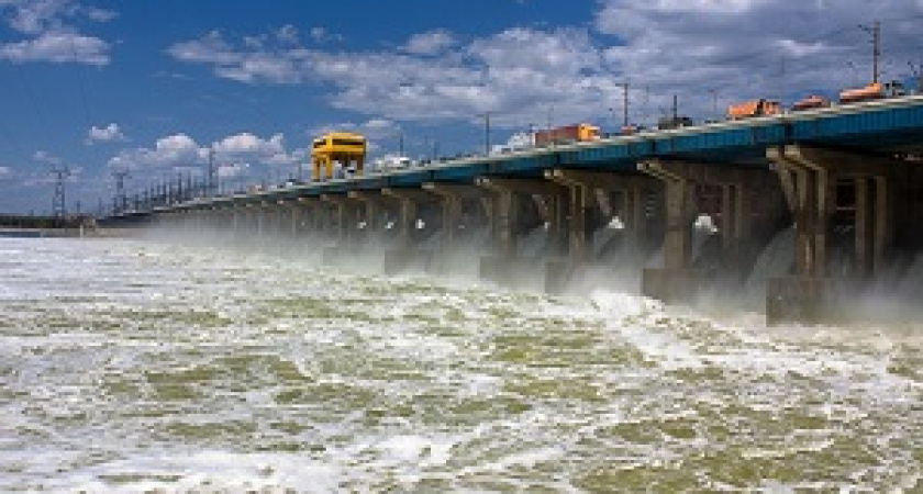 Волжская ГЭС продолжает сброс воды