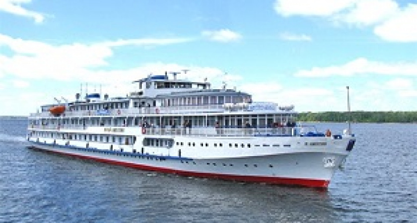 А по Волге вверх теплоход…