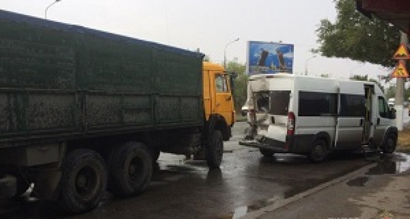 В Красноармейском районе «Камаз» столкнулся с маршруткой