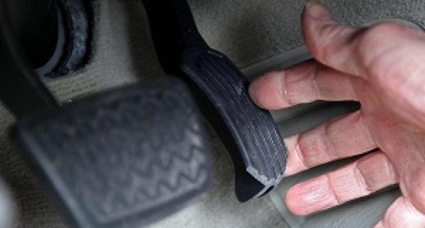 Заклинило педаль газа? Не паникуем!