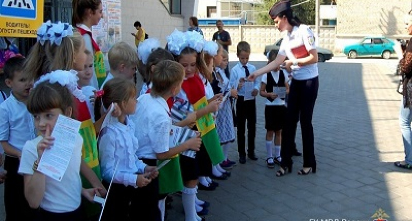 Под Волгоградом первоклассники устроили дорожный флешмоб