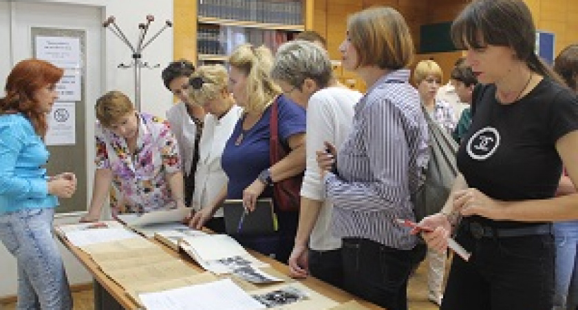 Волгоградских экскурсоводов познакомили с главным архивом города