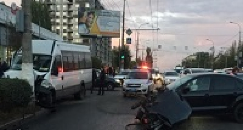 В Волгограде маршрутка влетела в столб