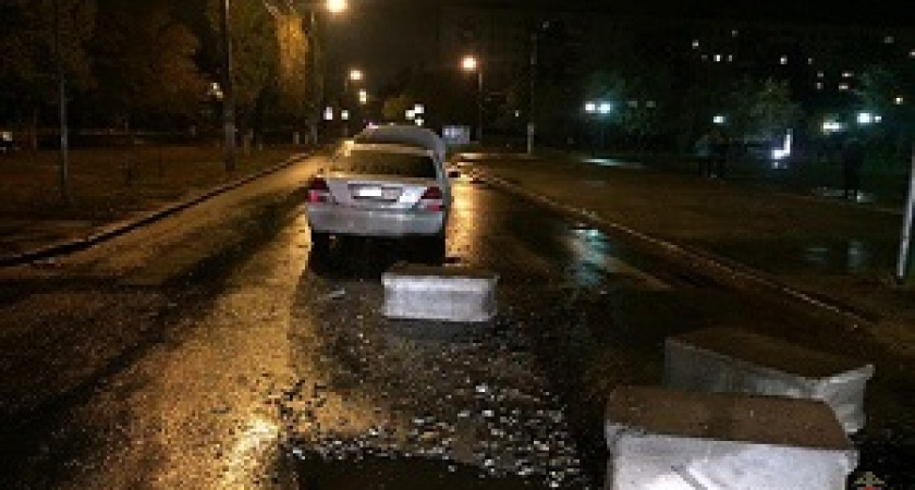 В Волгограде «Тойота» протаранила бетонные блоки