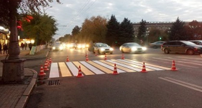 На магистрали в Волгограде наносят разметку термопластиком