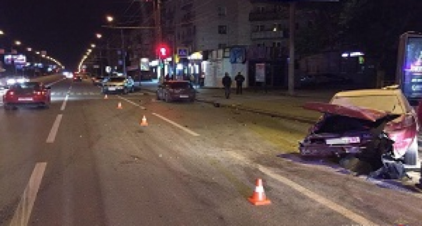 В двойном ДТП в Волгограде пострадала 18-летняя девушка