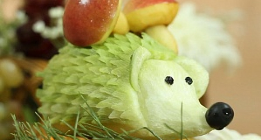 Волгоградских студентов научили художественной резке фруктов и овощей