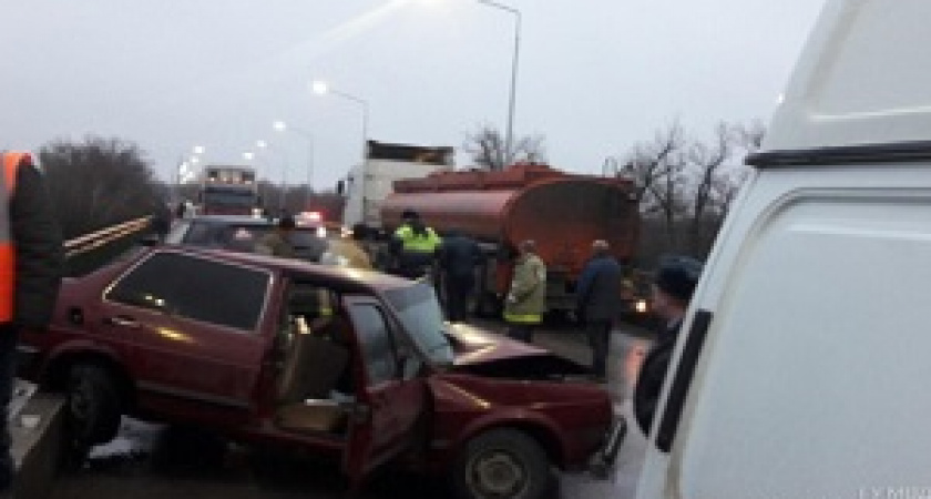 Под Волгоградом «Хендэ Гретта» столкнулась с «Фольксваген Джетта»