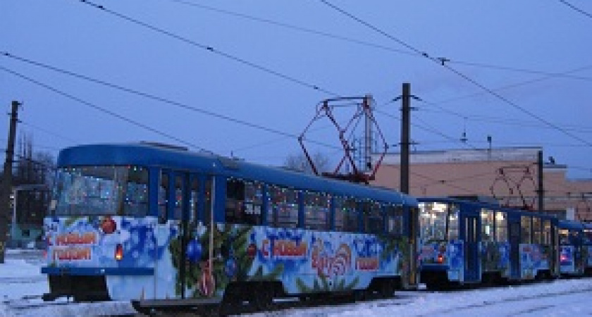 В Волгограде вышли на рейс новогодние трамваи