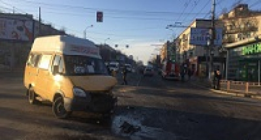 В Волгограде «Мерседес» протаранил «Газель»