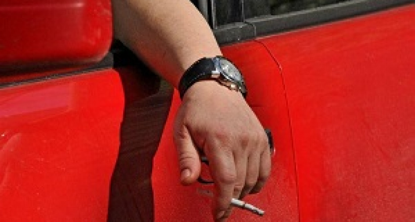 Россиянам запретили выбрасывать окурки из окон