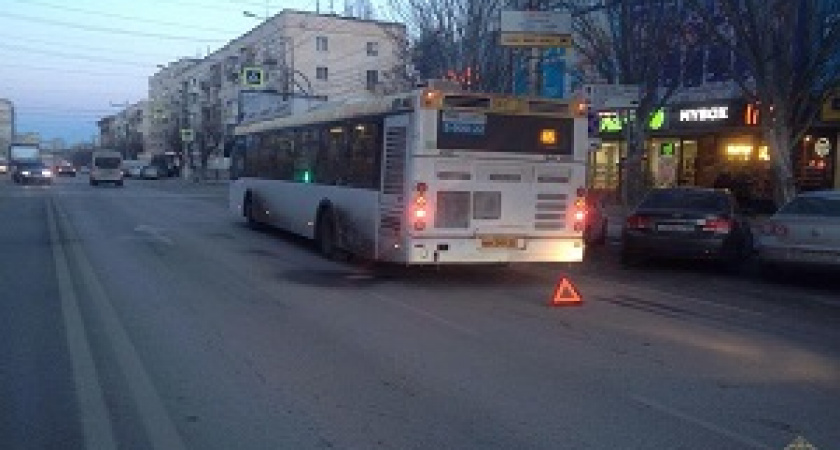 В Волгограде «Тойота» подрезала «ЛИАЗ»