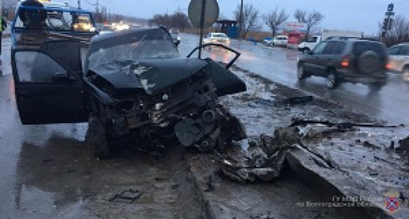 В Волгограде рано утром иномарка влетела в столб