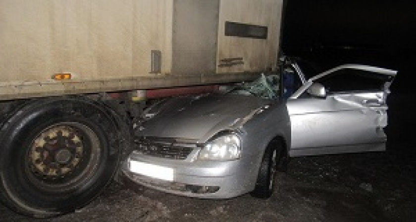 Под Волгоградом легковушку занесло под грузовик