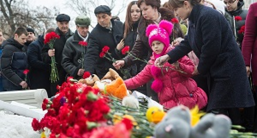 Волгоград почтил память погибших в трагедии в Кемерово