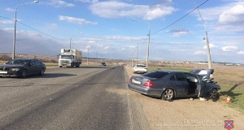 В Волгограде «Мерседес» протаранил световую опору