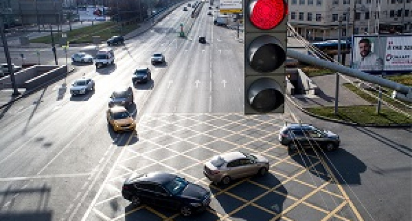 В России вступил в силу штраф за остановку на «вафельной» разметке