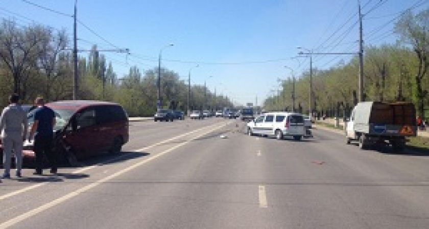 В Волгограде по очереди столкнулись 4 машины