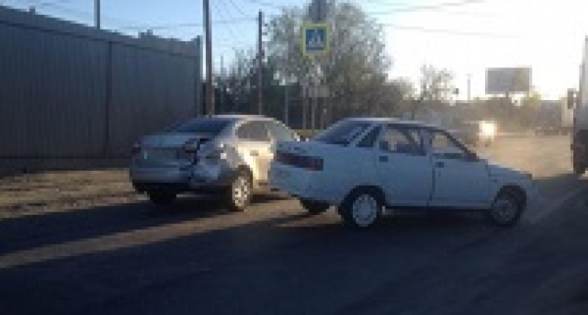 В Волгограде молодая женщина разбила «Рено» «десяткой»