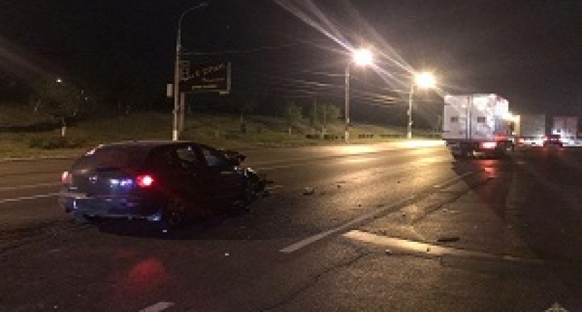 В Волгограде «Мазда» въехала в «КАМАЗ»