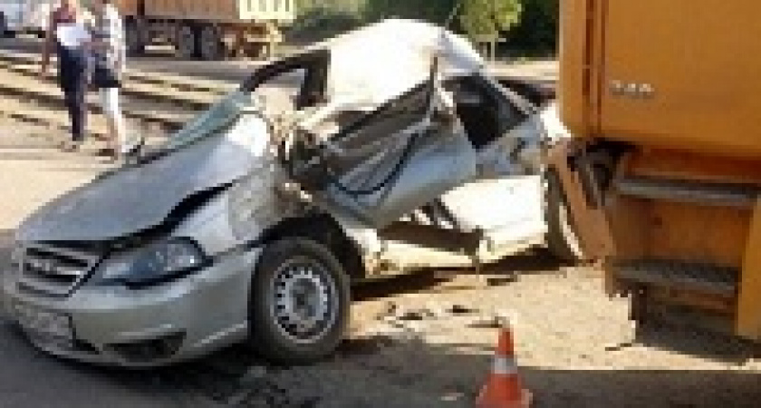 В Волгограде иномарку смяло грузовиком