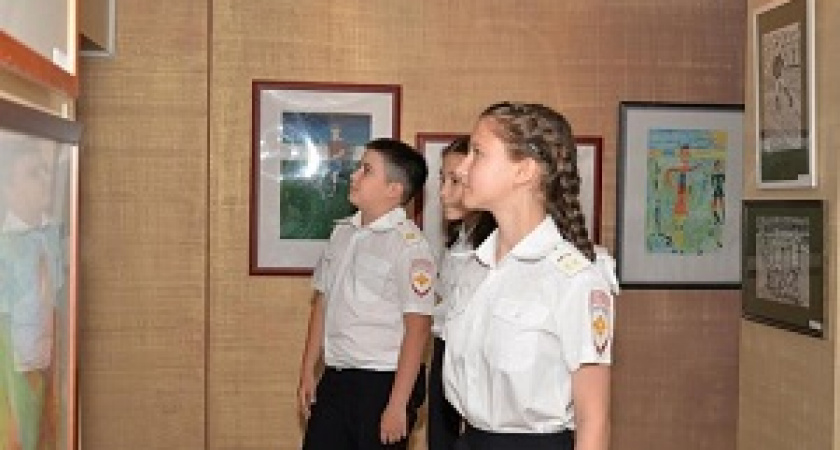 В Волгограде проходит выставка детских рисунков о футболе