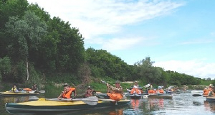 Юные волгоградские байдарочники изучают родные места