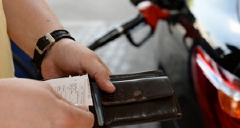 Бензин дешевеет, но не в России