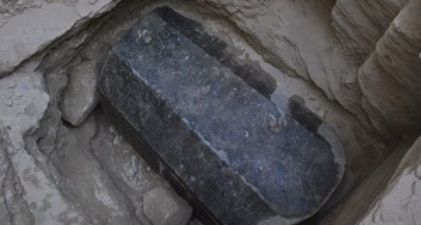 В Египте обнаружили саркофаг с тремя мумиями