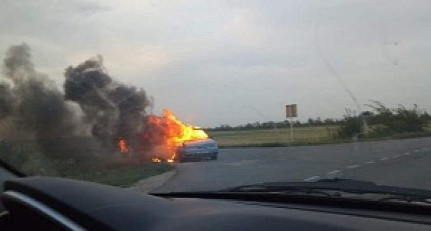 В Волгограде в сгоревшей иномарке погибли мужчина с 5-летней дочерью 