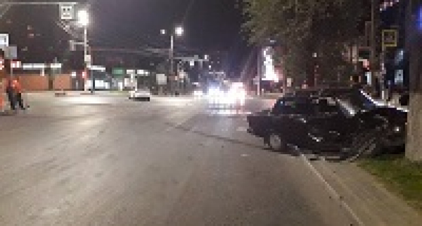 В Волгограде отечественная «семерка» врезалась в иномарку