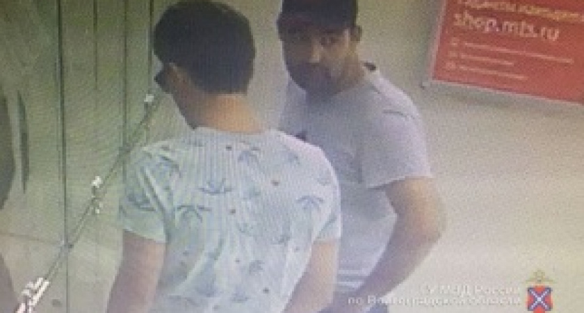 Двое неизвестных украли 9 айфонов из салона