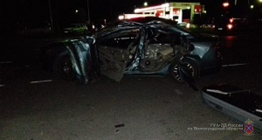 Под Волгоградом Mitsubishi Lancer столкнулся с Камазом: есть пострадавшие