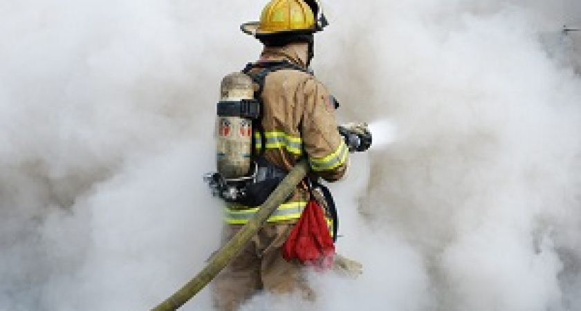 В Волгограде при пожаре в вагончике пострадала женщина