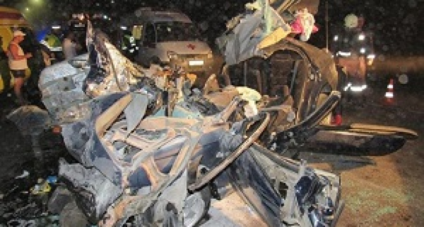 Под Волгоградом в ДТП погибла семья с двумя детьми