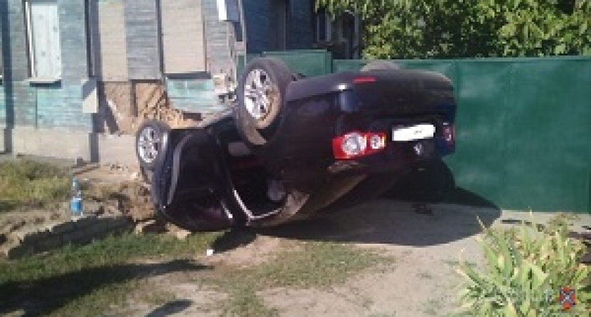 В Волгограде автомобиль въехал в дом: пострадали три человека