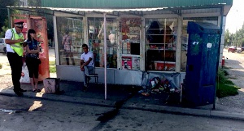 17-летний волгоградец без прав сбил женщину, въехав в павильон