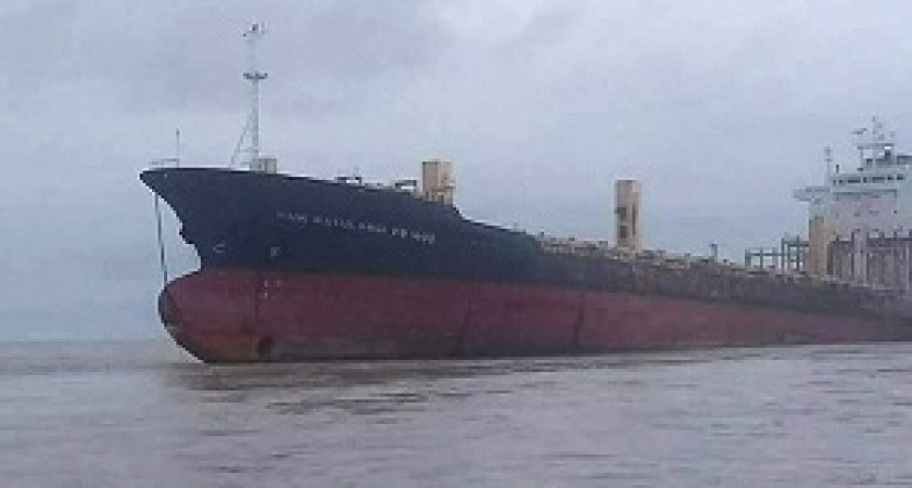 Огромный «корабль-призрак» причалил к берегу в Африке