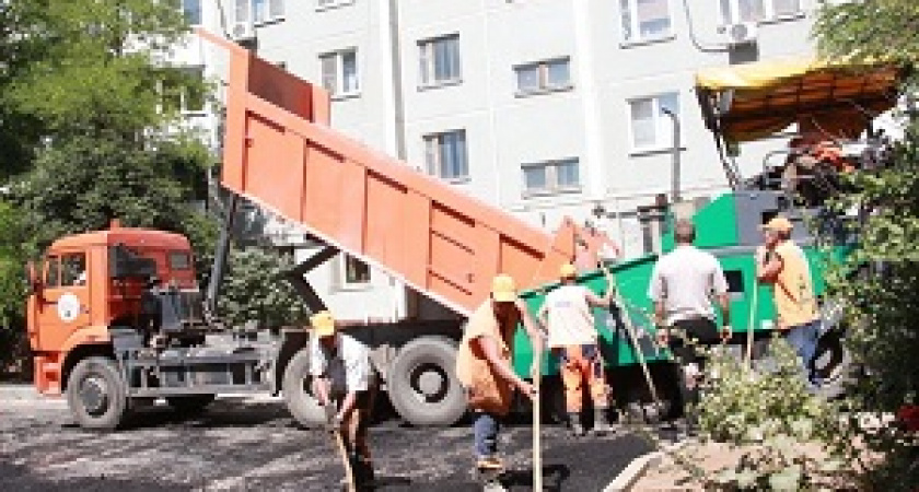 В центре Волгограда восстанавливают внутридворовые проезды
