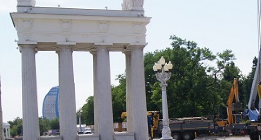 На Набережной им. 62-й Армии начался второй этап реставрации пропилей